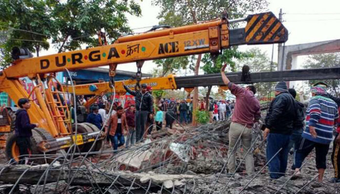 17 dead as roof of shelter at cremation ground collapses