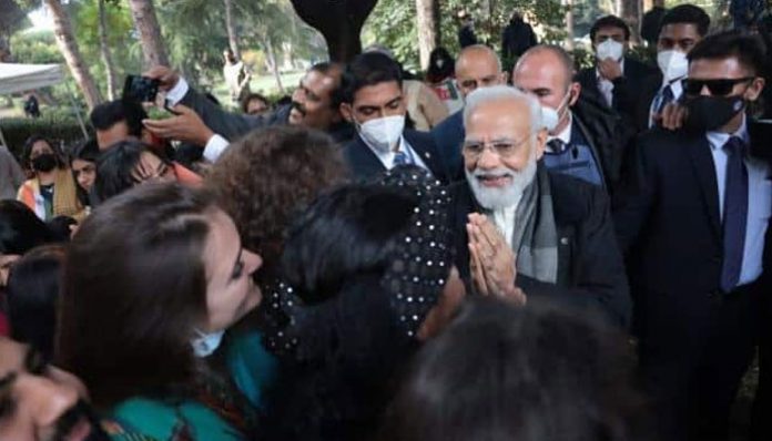 pm-narendramodi-itally-visit-indian-citizens-welcomes-with-shiva-sthothra