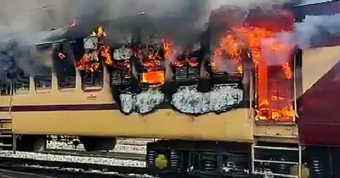 agneepath-protest-railway-suffers-2000-crore-loss