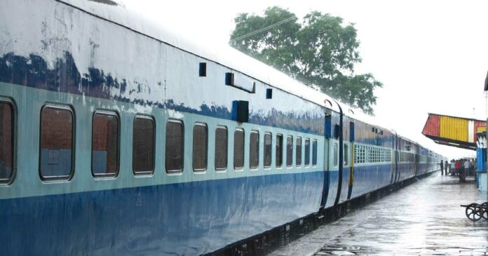 Train engine derails in Thiruvananthapuram; The electric post of the railway was hit and broken