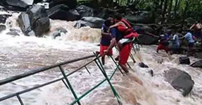 heavy rain; The cable bridge collapsed; Tourists trapped in waterfalls in Goa rescued