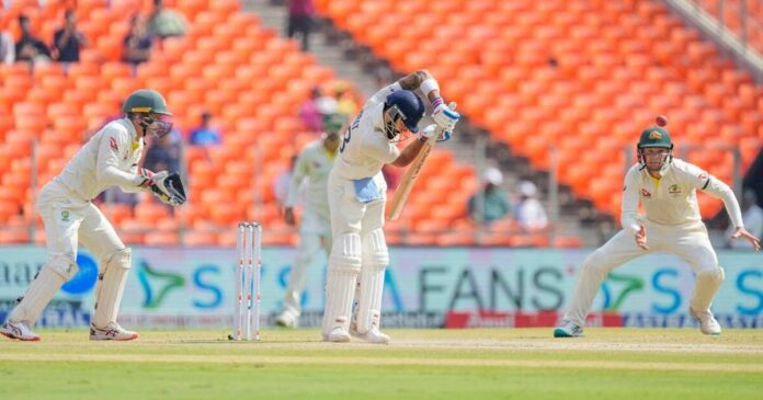 Kohli falls near double century; India as 500 people!! India scored 57 in the first innings