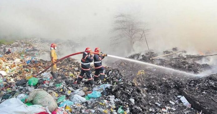 Efforts to put out the fire at the Brahmapuram plant continue; new vehicles with waste are stopped; Indefinite strike from tomorrow