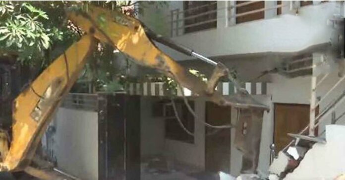 Yogi Sarkar demolished the house of the gangster who shot the lawyer