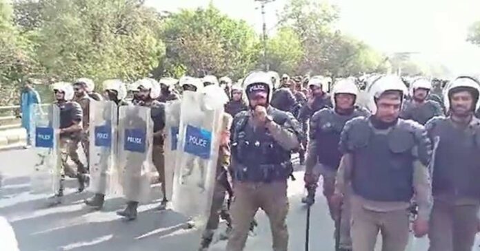 Lahore as a land of conflict; Internet access is disconnected! Police and PTI activists who came to arrest Imran Khan in the Tosha Khana case clashed
