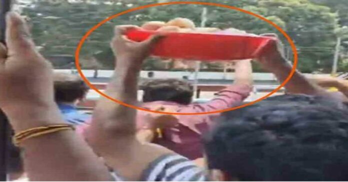 BJP workers prepared grand reception for Kozhikode Vande Bharat; Chanting Govinda's name and distribution of bread