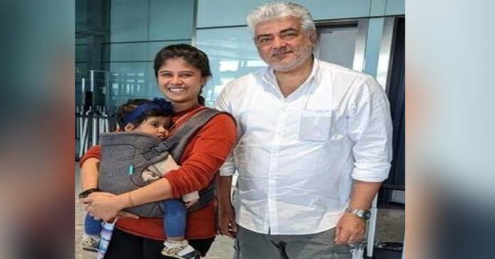 The woman traveled alone with her baby; Tamil actor Ajith carried the luggage and brought it out; Social media by clapping
