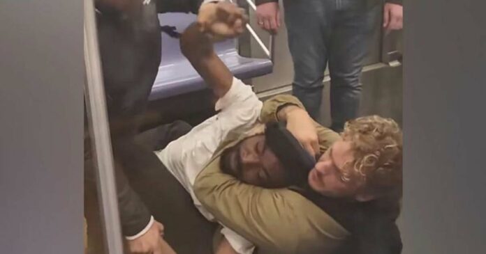 Young man scares passengers on subway train in New York; Finally, a tragic end at the hands of a fellow traveler