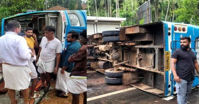 A private bus overturned on the Edavanna Koyilandi state highway