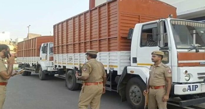 One of the two trucks carrying Rs 1,070 crore for distribution to banks was damaged; Police have made heavy security