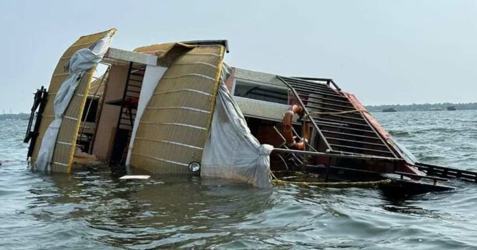Houseboat sank in vembanad lake