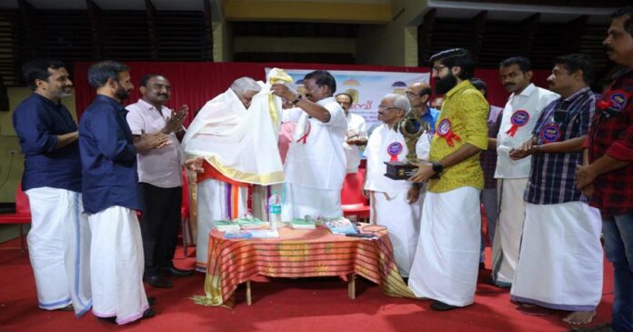 'Kshetra Kalasandhya 2023' held under the auspices of 'Thitamp', an arts and culture organization of Travancore Devaswom Board employees, was notable; The children were honored with Padma Shri Peruvanam on the stage