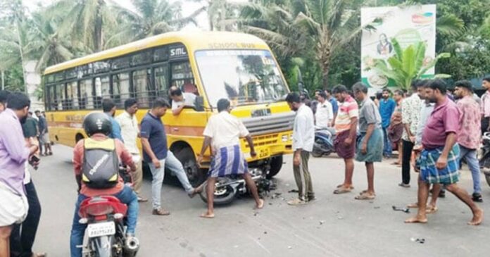 Speeding is humiliating! School bus and bike collide, two injured