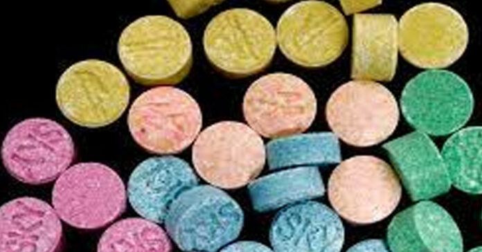 Suspicious cars, tests found MDMA; Four people, including an 18-year-old girl, were arrested