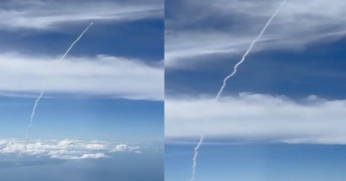 Passengers watching the rocket take off with the Chandrayaan mission from the plane; The video went viral