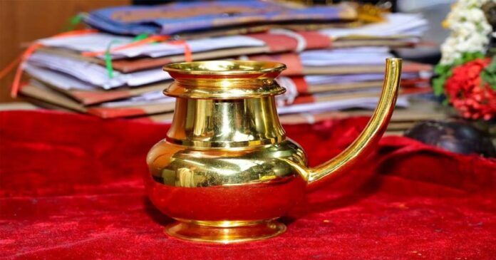 Ramayana month; A native of Tamil Nadu offered a 100 Pawan golden kindi to the Guruvayur temple