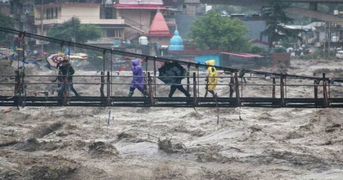 There is no end for heavy rain in North India; Prime Minister Narendra Modi reached out to the Chief Ministers of Himachal Pradesh and Uttarakhand, which reported heavy losses, and offered help.