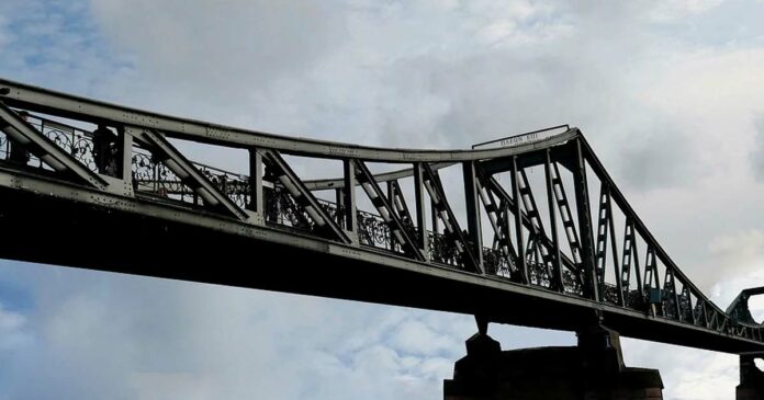 A huge iron bridge weighing 6000 kg and 90 feet long was stolen in Mumbai; 4 people arrested;