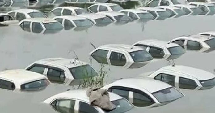 flood; About 300 online taxi cars drowned in Noida!