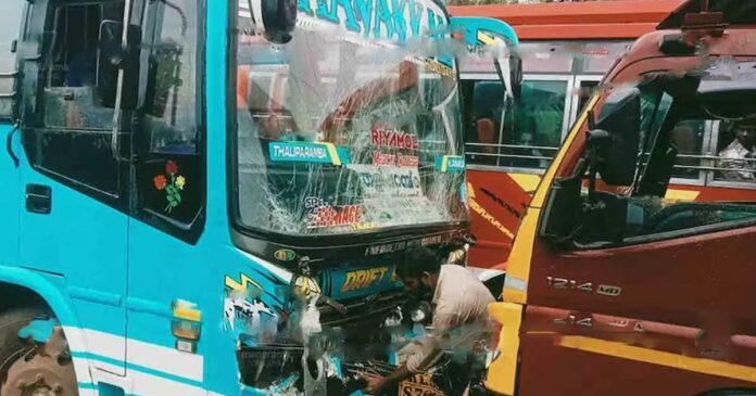 26 people injured in Kannur Pariyarat private bus and lorry collision