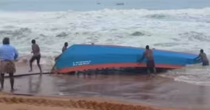 Boats overturned and accident occurred in Kadinamkulam and Thumba; One person is missing; 11 people passed