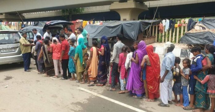 Delhi floods; Delhi Malayali Association extended a helping hand to the distressed; Food packs were distributed to more than 100 families