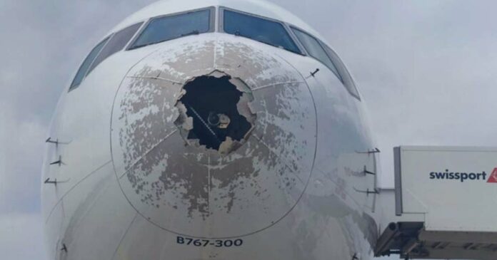 Accident due to hail while traveling; The front and wings of the plane were damaged