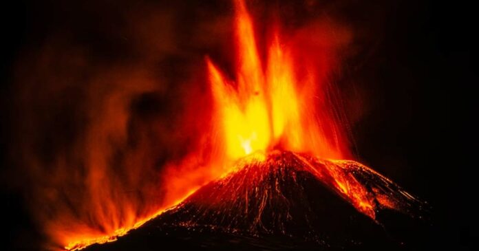 Mount Etna spewed fire; Boiling lava rises to a height of 2,800 meters! Catania Airport is closed