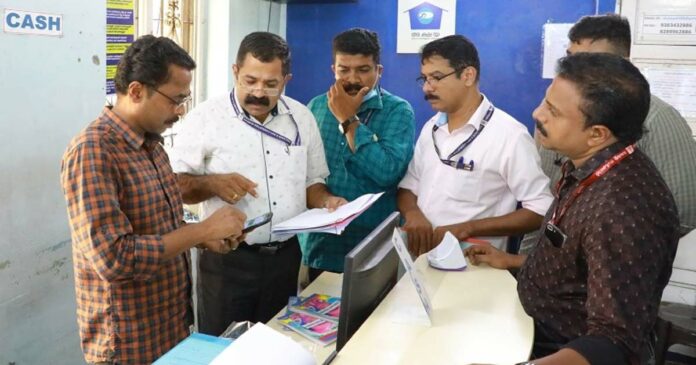 Complaints that the public is being exploited by charging exorbitant fees; Vigilance with lightning checks at more than 130 Akshaya centers across the state
