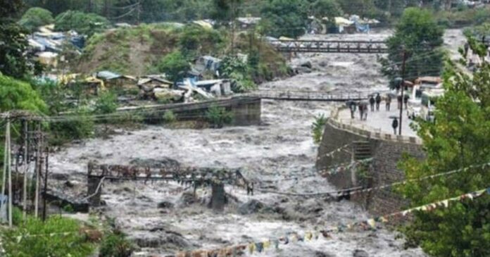 Cloudburst in Himachal Pradesh; Many houses were destroyed; 5 members of a family were reportedly trapped; Warning that rain will continue till August 15