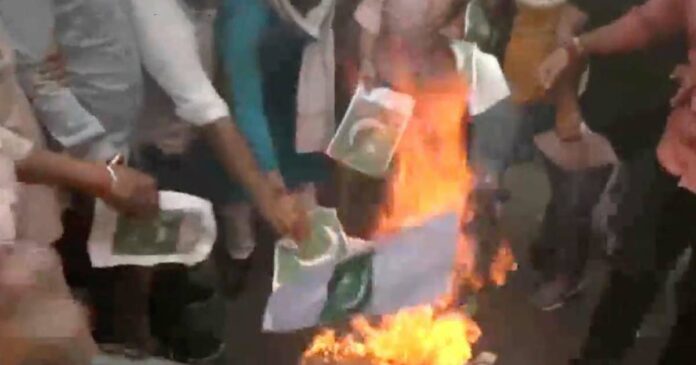 The protest is strong; Yuva Morcha activists burn Pakistan flag printouts after 3 security personnel martyred in Jammu Army