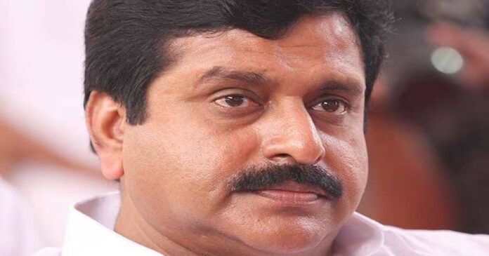 UDF also on defense !Those who invested money in cooperative society lost 13 crores; Investors protest at VS Shivakumar's house! It is also alleged that the president of the society, Shivakumar, is a benami