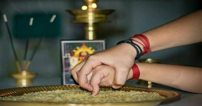 Indians in victory celebration of goodness; Vijayadashami is celebrated all over the country; Children began to arrive to write the first letter; Huge crowd of devotees in temples
