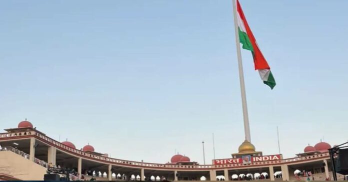 418 feet tall! Indian tricolor hoisted above Pakistan flag at Attari-Wagah border