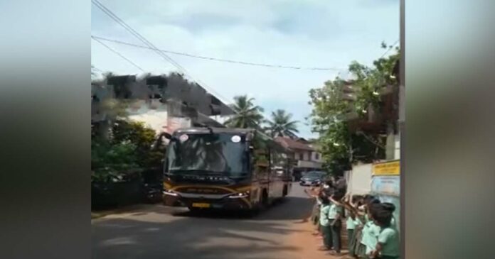 School children were stopped on the road to greet the government and the Chief Minister! Huge criticism