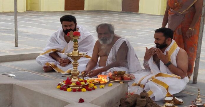 Mohanlal sought the blessings of spiritual guru Avadhuta Nadananda! His friend R. Ramanand accompanied the actor on a visit to the ashram in Kurnool.