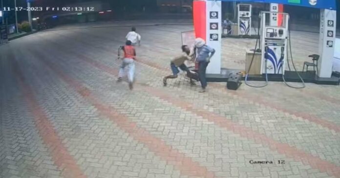 Mukkam petrol pump employee robbed after throwing chilli powder in his eyes; Police said that a notorious theft gang from Tamil Nadu is behind it; Investigation is on for the accused