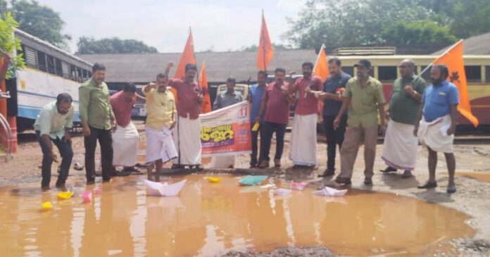 Waterlogging threatens the lives of workers in the mechanical yard of KSRTC Parassala Depot; Uralungal Society and MLA blamed the deplorable condition of the depot; BMS's protest by playing games