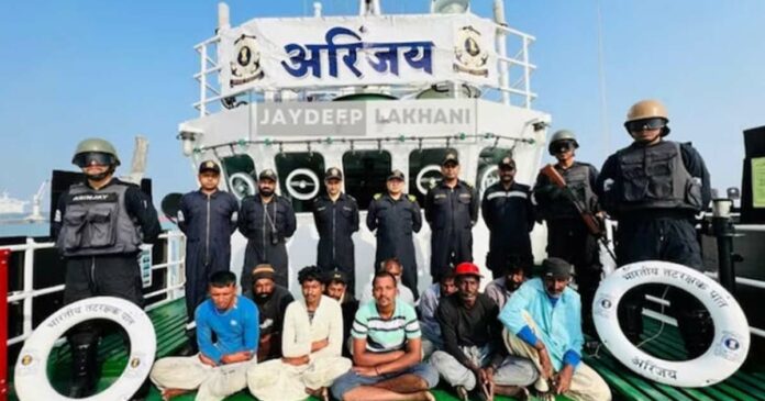 Pak boat crosses border off Gujarat coast; Pursued and apprehended by the Coast Guard; 13 people were arrested