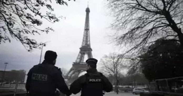 Terror attack near the Eiffel Tower! German tourist dead, two injured; Eyewitnesses said that the attacker shouted 