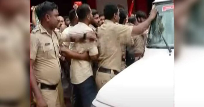 Youth Congress workers who came to show black flag against Chief Minister were beaten up by SFI and DYFI.