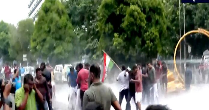 Conflict in the youth congress march to the house of the chief minister's gunman! Police fired water cannons