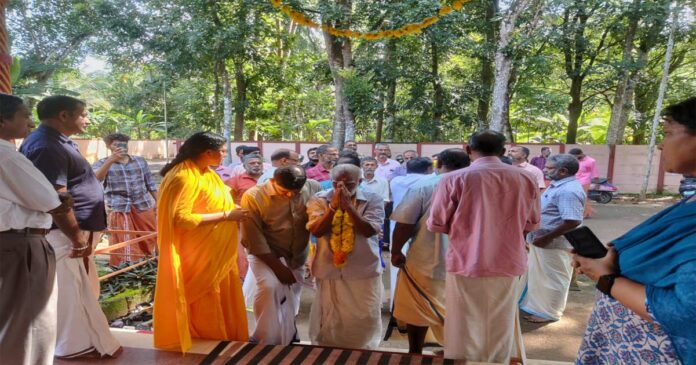 Pandalam Mata Amritanandamayi Madam welcomed the Thiruvabharana vahaka sangham; The Swamis of the group were honored