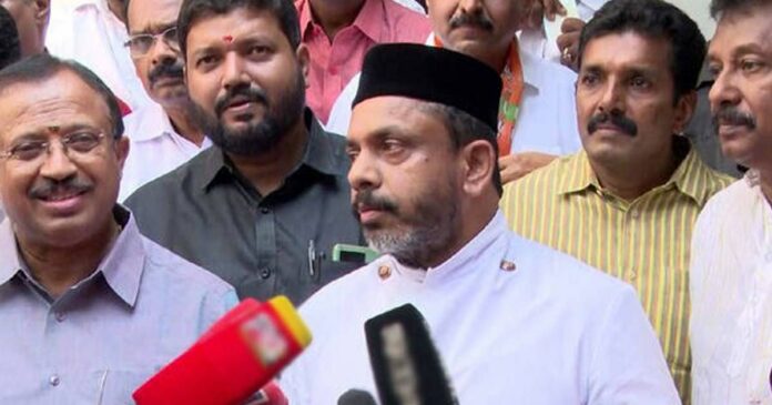 Union Minister V Muraleedharan accepted the secretary of the Orthodox Sabha Nilakkal Bhadrasanam and 47 families into the party by garlanding them. Christian mind to BJP!