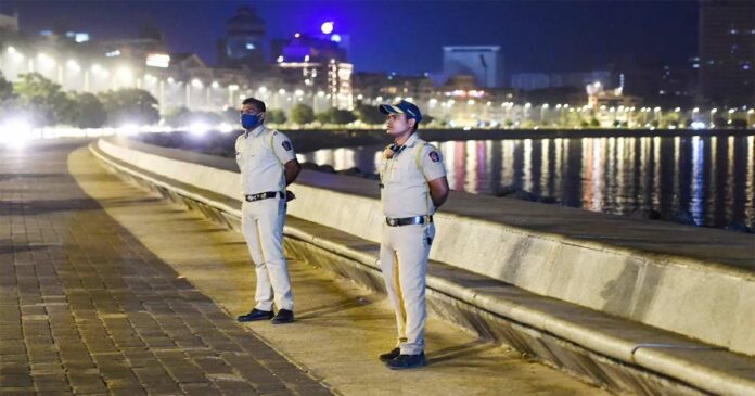 Only hours left for the New Year! Security is tight in all the major cities of the country! 1000 officers stationed in the national capital to avoid traffic violations! Mumbai city on high alert in wake of bomb threat