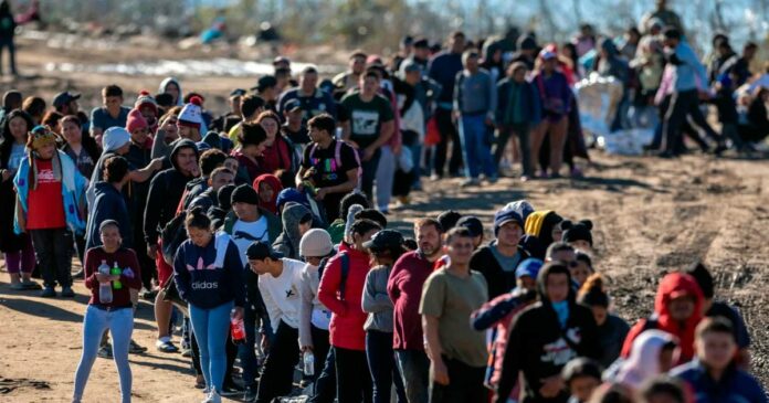 The flow of refugees from Mexico to the United States, which took place in a week, was about ten thousand people