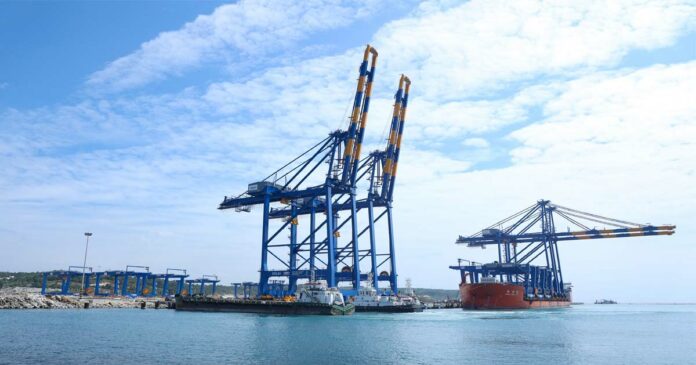 The fourth ship in Vizhinjam harbor reached the shore. The number of cranes delivered for port construction has reached 15
