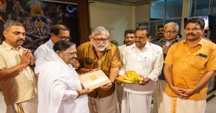 Vishwa Hindu Parishad issued the first invitation letter of ayodhya prana prathishta in Kerala to Sampoojya Mata Amritanandamayi Devi