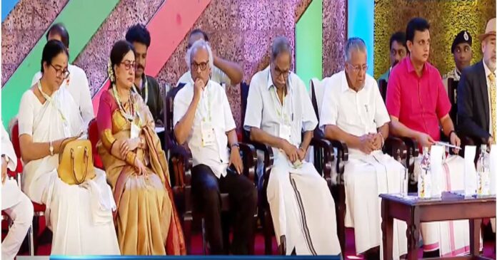 MT Vasudevan criticizes Pinarayi on stage