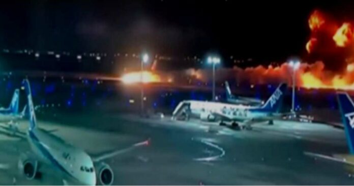 A passenger plane caught fire on the runway at Hanada Airport! Rescue operation continues